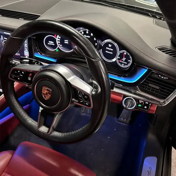 dashboard-driver-dynamic-trim-panels-wheel-led-integrated-porsche-panamera-600x600.webp