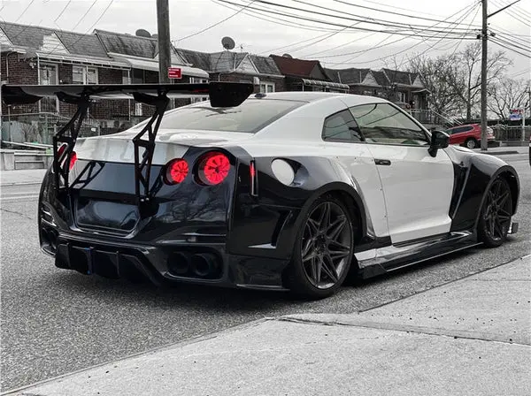 Nissan-GTR-R35-BSP-Style-Rear-Wing-Spoiler-XXIITUNING-GTR-BSP-CF-RW-2_361c374d-c03c-45fb-b451-a2cfbffb0957.webp