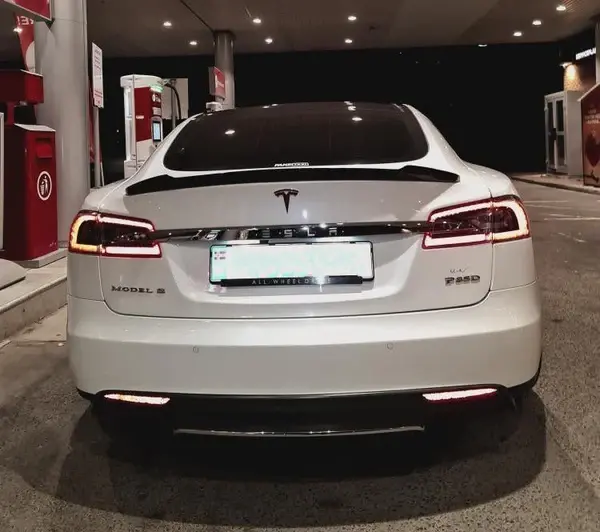 Tesla-Model-S-V-Style-Carbon-Fibre-Rear-Spoiler-XXIITUNING_4c0478e2-9a3e-4910-9dcf-57a7a70cfe0c.webp