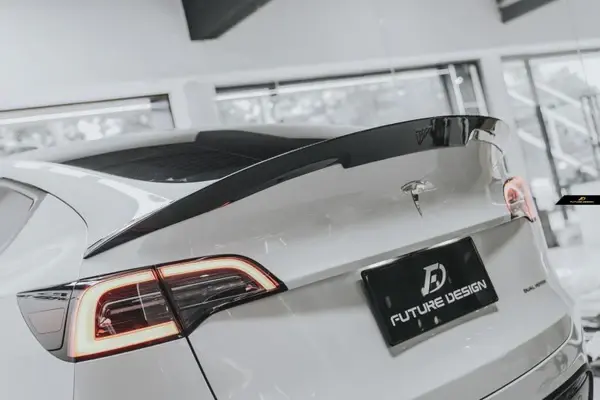 tesla-model-y-future-design-v2-carbon-fibre-rear-trunk-spoiler-XXIITUNING-5.webp