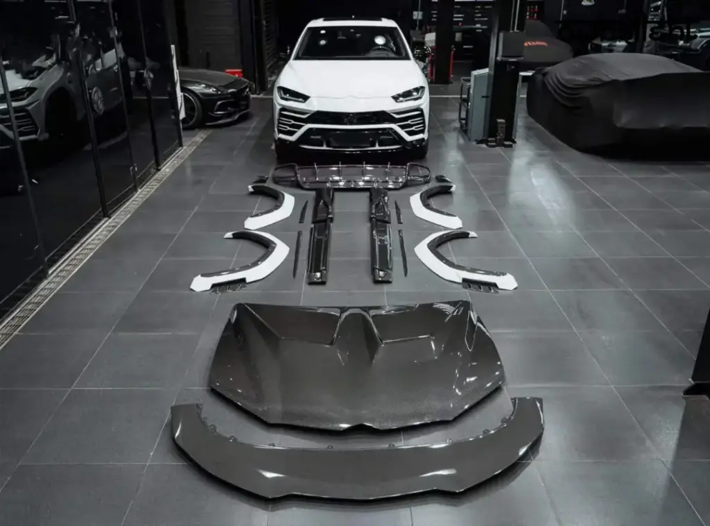 DRY CARBON BODY KIT FOR LAMBORGHINI URUS R-Style